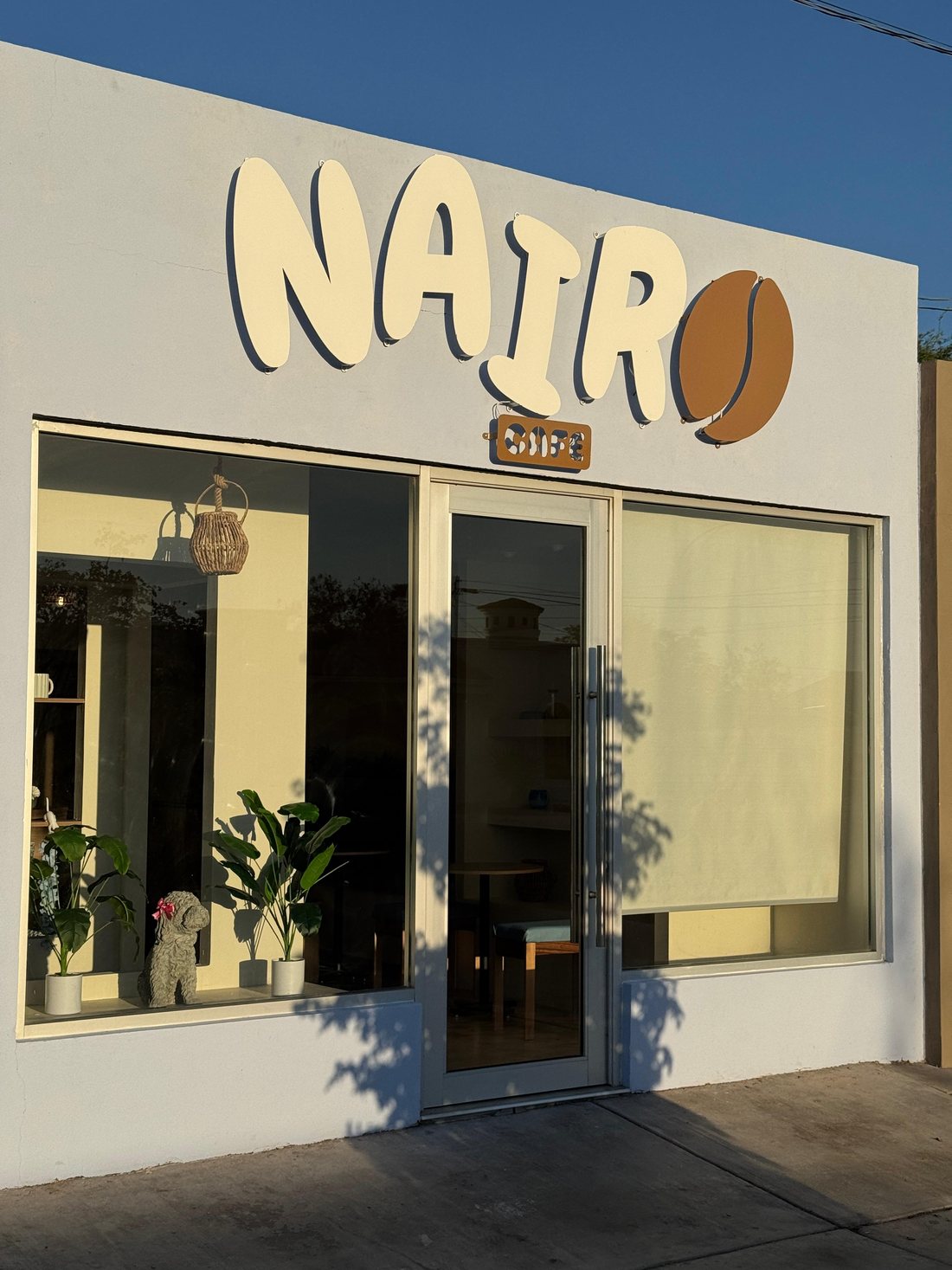 Fachada de Nairo Café con su letrero